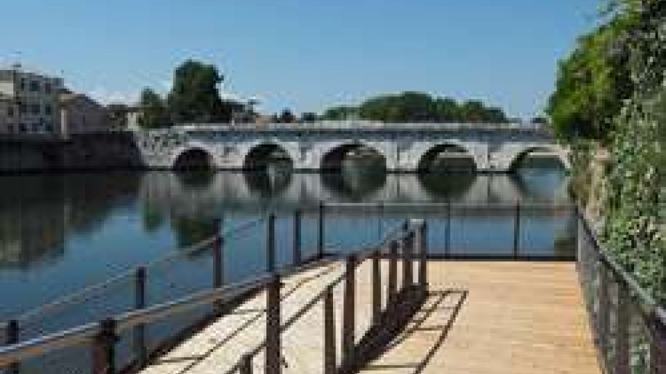 Rimini: si assembla la passerella galleggiante prevista per il 21 luglio