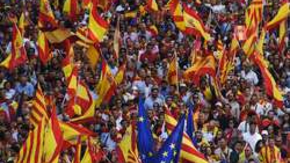Bandiere della Spagna, della Catalogna e dell'Unione Europea