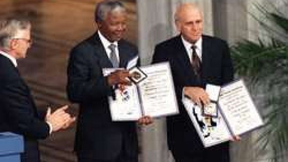 Mandela e de Klerk durante l'assegnazione del Nobel a Oslo
