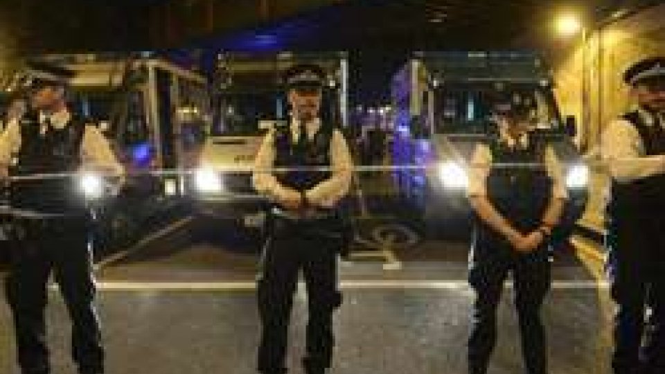 Londra: van investe pedoni fuori moschea. Si indaga per terrorismo