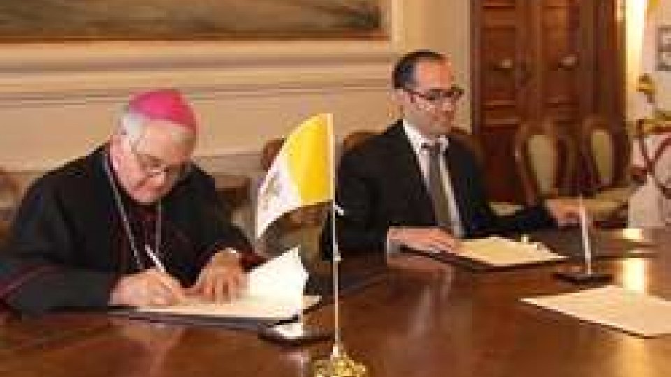 Mons. Emil Paul Tscherrig e il Segretario RenziReligione cattolica nelle scuole: firmato accordo San Marino-Santa Sede
