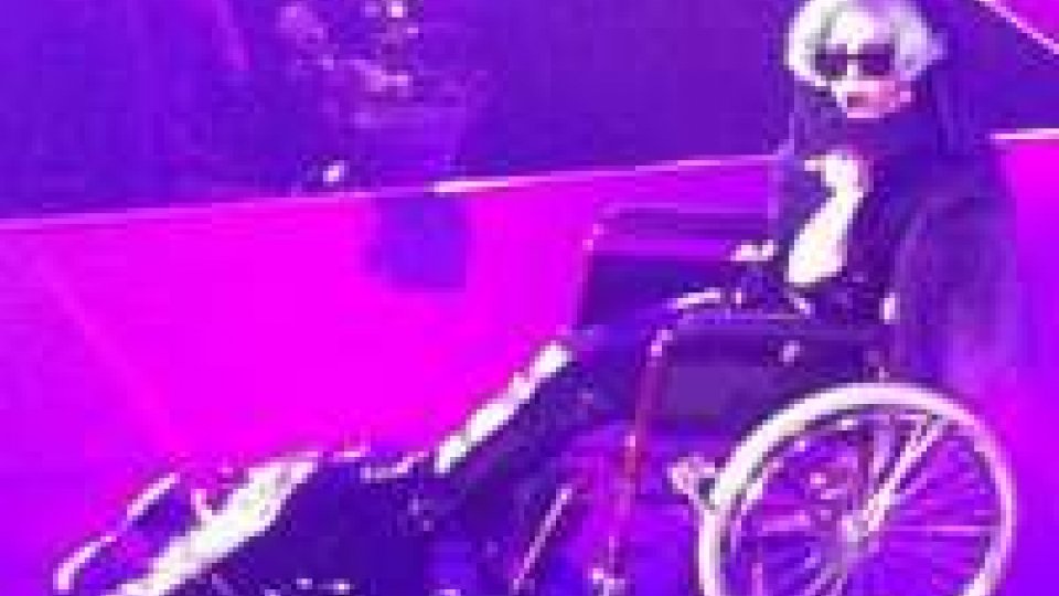 Lady Gaga in sedia a rotelle d'oro e pelle