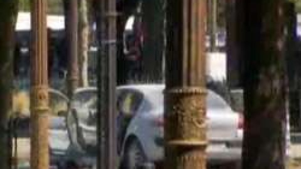 Parigi: auto contro un furgone della gendarmeria, è "atto terroristico"