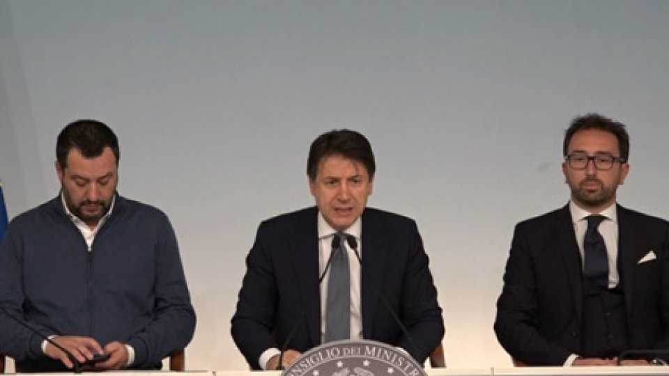 Matteo Salvini, Giuseppe Conte e Alfonso BonafedeIl governo italiano al commissario europeo: "Sbarchi crollati dell'80%, noi continuiamo così"