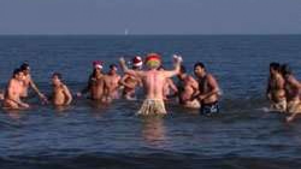 Il primo bagno dell'annoRimini, un tuffo in mare per brindare all'anno nuovo