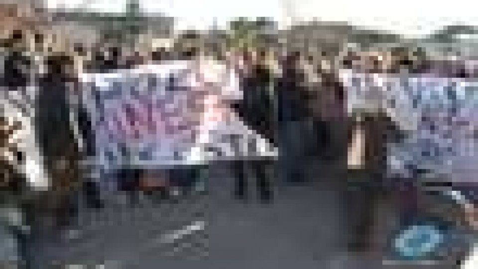Rimini: oltre 150 studenti bloccano il Ponte di Tiberio