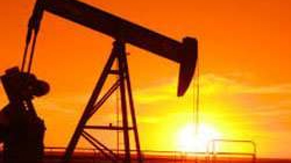 Petrolio: brent ai minimi dal 2003