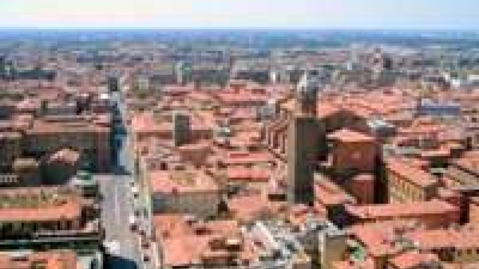 Bologna: denunciate 10 persone per aver fatto pipì in strada vicino ateneo