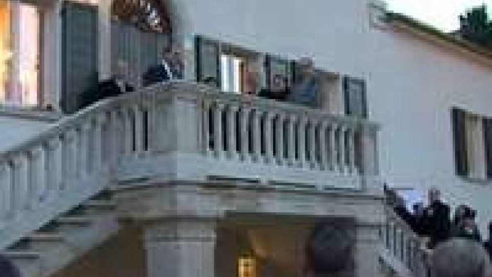 Taglio del nastro per Villa Manzoni con Capitani Reggenti e autoritàTaglio del nastro per Villa Manzoni con Capitani Reggenti e autorità