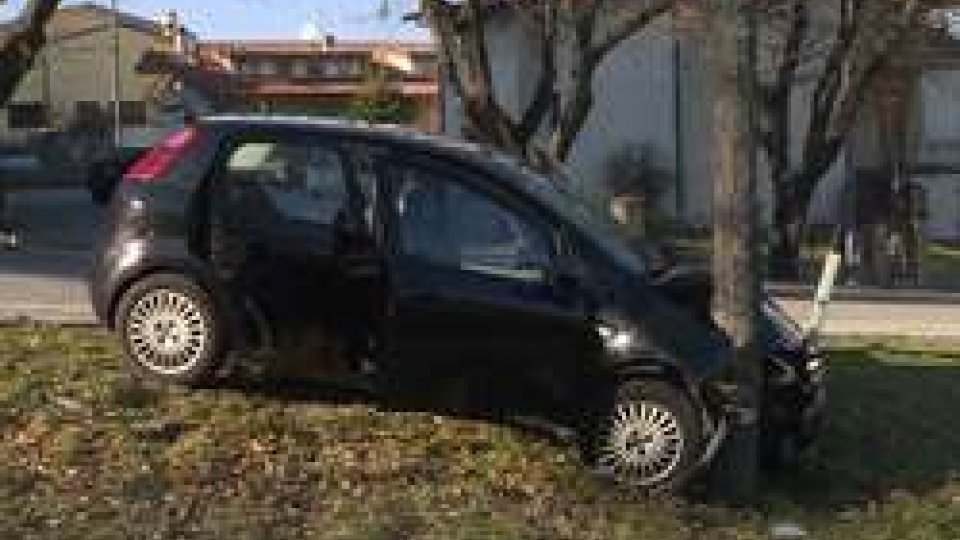 Incidente in via dei Boschetti[VIDEO] Incidente a Borgo Maggiore: auto finisce contro un albero, dubbi sulla dinamica