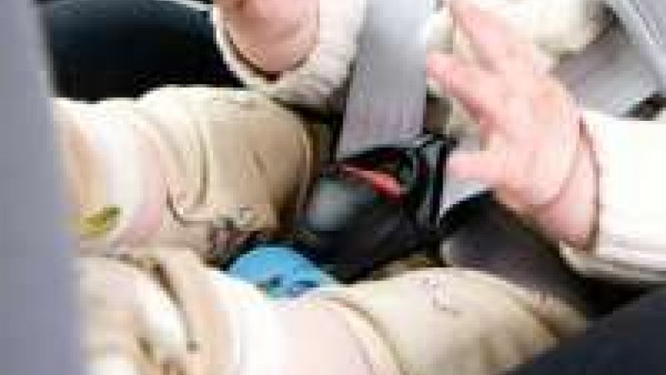 Forlì: bimbo di 18 mesi si chiude in auto, liberato da Polizia