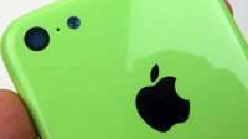 Apple: delusione 5C, fermata produzione in Cina
