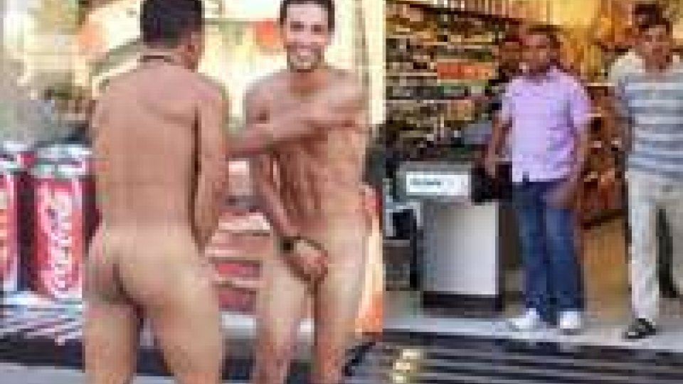 Tre italiani nudi per strada, Barcellona dichiara guerra ai turisti “cafoni”