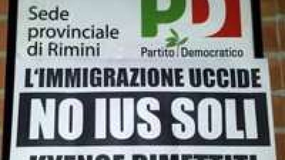 Blitz di Forza Nuova Rimini: bandiera insanguinata e volantini “L'immigrazione uccide”