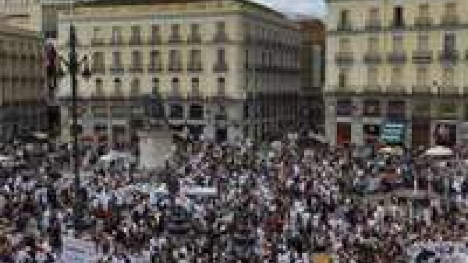 Medici e infermieri in piazza a Madrid contro i tagli alla sanità