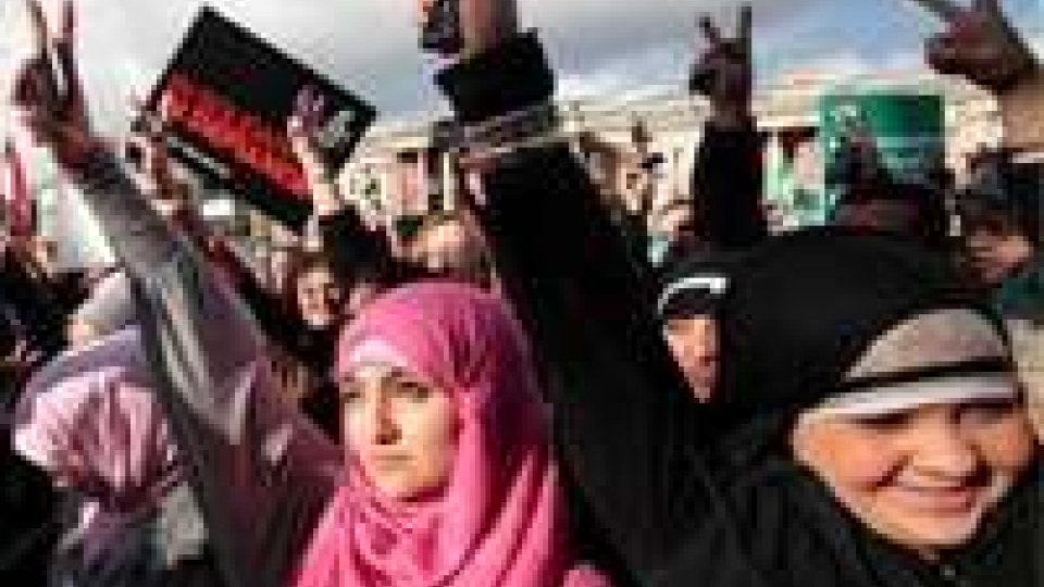 Egitto: manifestanti 'puttane', denunciato salafita