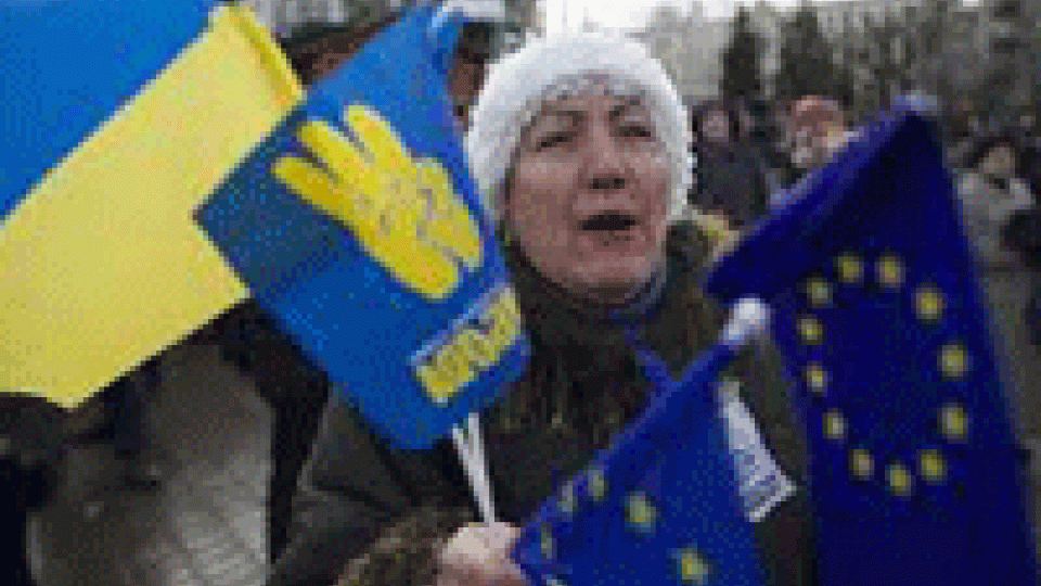 Ucraina: venditori bandiere ucraine e Ue fanno affari a Kiev