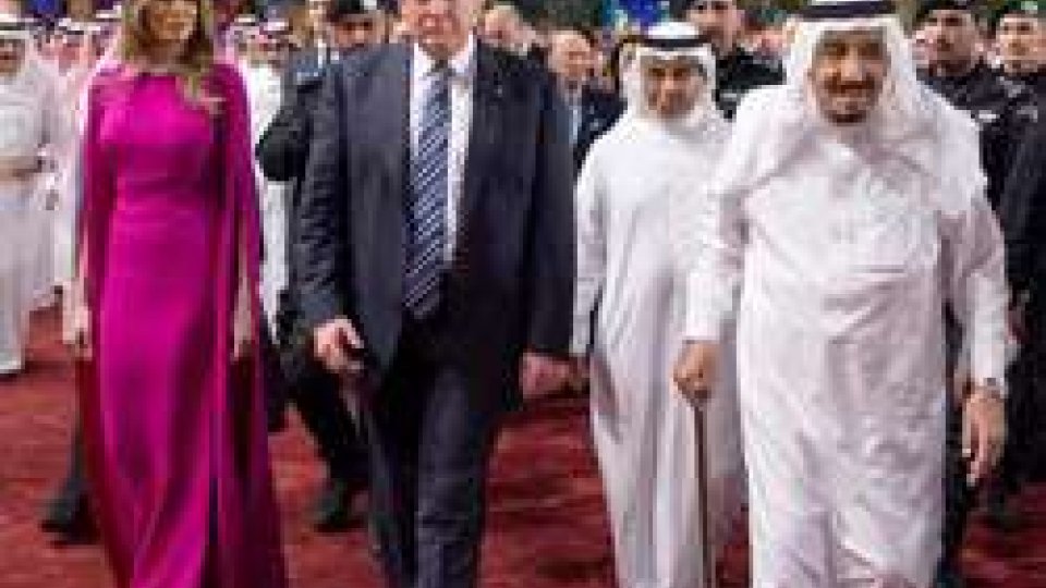 Arabia Saudita, Trump ai musulmani: "Combattere l'estremismo islamico"