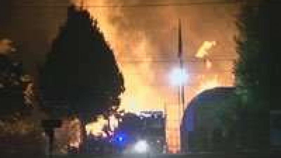 Incendio a San Mauro Pascoli in una rimessa di legnameViolento incendio in un deposito di legname di San Mauro Pascoli