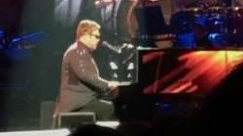 Musica: Elton John piange antando per George Michael