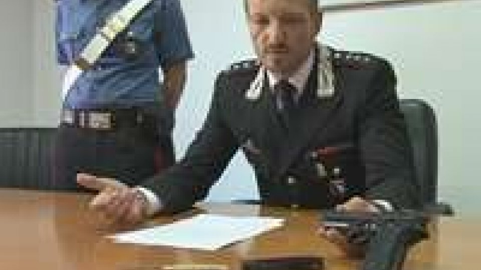 Il Capitano De Lise in conferenza stampaRimini: Carabinieri sventano estorsione