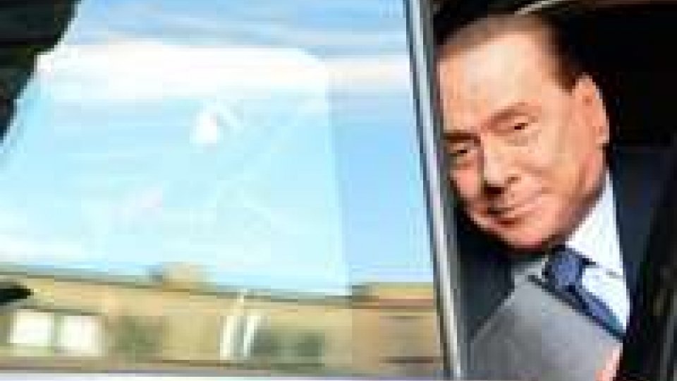 Berlusconi arriva a sede Pd, uova sulla macchina