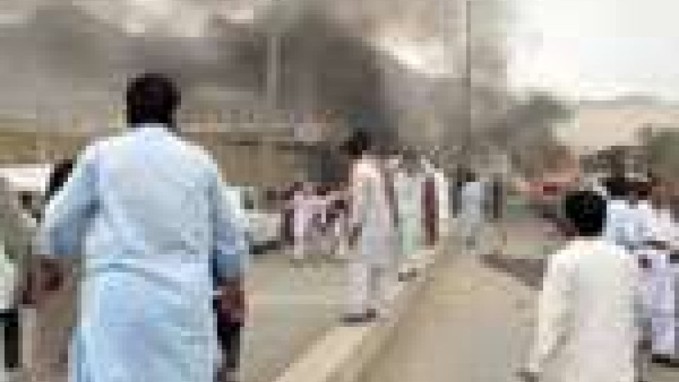 Attacco kamikaze in Pakistan: 11 morti