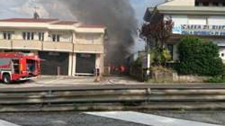 Incendio a Domagnano: a fuoco due Range Rover e una casetta in legno