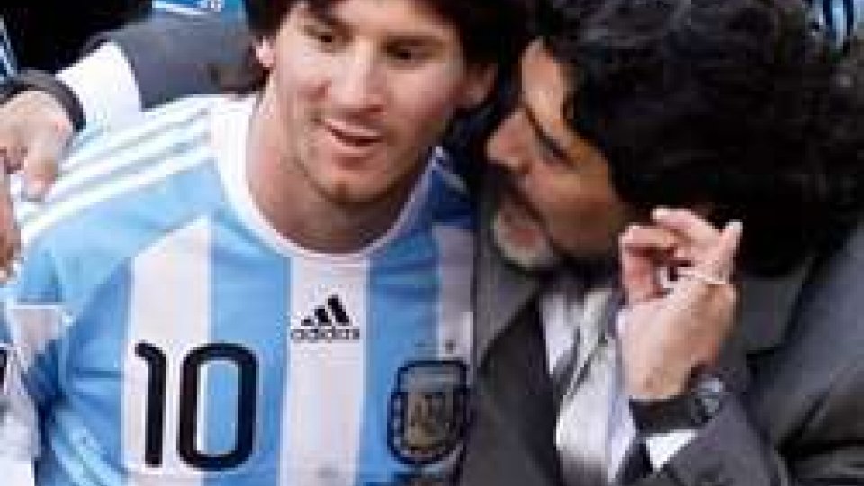 Maradona a Messi: "Non lasciare"