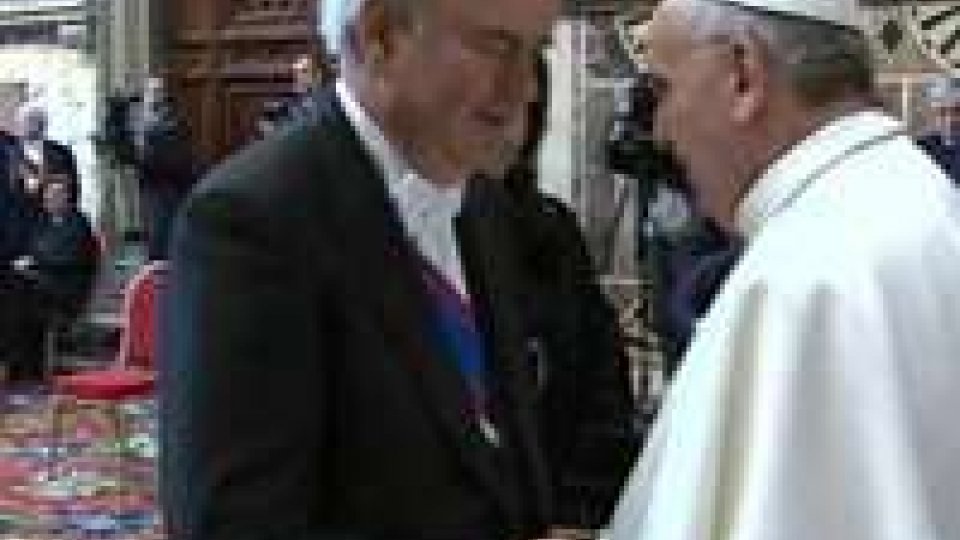 Papa Francesco stringe la mano all'Ambasciatore di San Marino in Vaticano Sante CanducciPapa Francesco stringe la mano all'Ambasciatore di San Marino in Vaticano Sante Canducci
