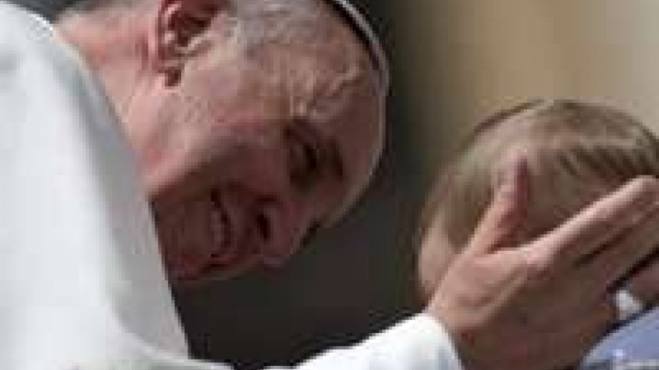 Papa battezza 32 bimbi nella cappella Sistina