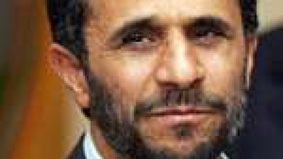 Iran: Ahmadinejad si prepara al duro periodo pre elettorale