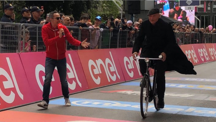Sorpresa al Giro d'Italia: Don Matteo taglia il traguardo