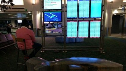 Si collega al monitor dell'aeroporto per giocare alla Playstation