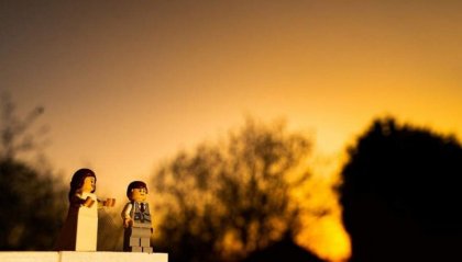 Fotografo in isolamento realizza un servizio per due sposi LEGO