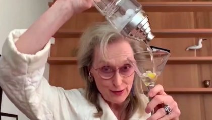 Meryl Streep canta in accappatoio e brinda con un Martini in diretta su Zoom