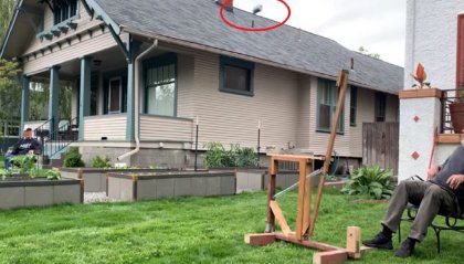Due vicini creano una catapulta lancia birra da un cortile all'altro