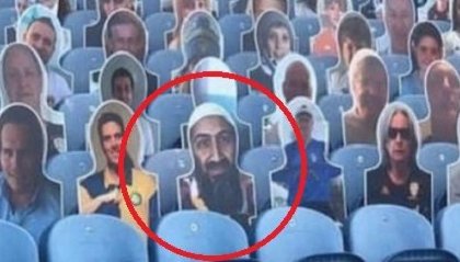 Sugli spalti appare il volto di Osama Bin Laden