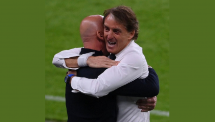 "Fratelli d'Italia": l'abbraccio tra Roberto Mancini e Gianluca Vialli