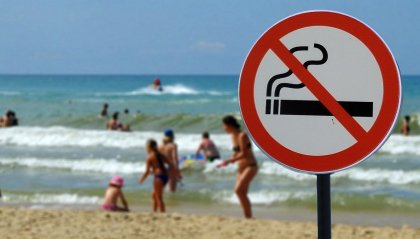 La Spagna vieta il fumo in spiaggia
