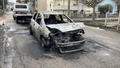 San Mauro: auto prende fuoco, allarme fino a Rimini