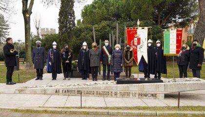 Giorno della Memoria: la cerimonia di deposizione della corona di alloro al monumento di Rivazzurra, dedicato alle vittime dei lager nazisti e di tutte le prigionie