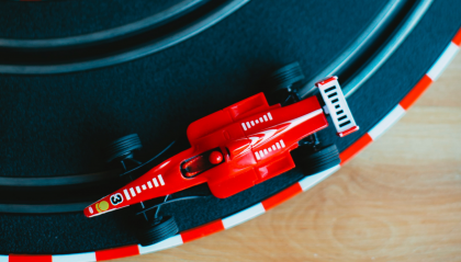 Il volante della Ferrari F1 di Leclerc e Sainz, sul mobile di casa vostra