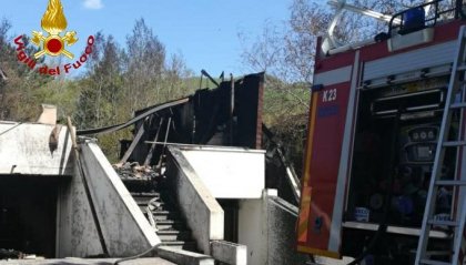 Casteldelci: un giorno di lavoro dei Vigili per spegnere l'incendio delle case delle vacanze