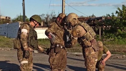 I militari ucraini asserragliati nell'acciaieria di Mariupol si sono arresi, secondo fonti russe