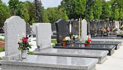 C’è la sua tomba al cimitero ma la persona è ancora viva