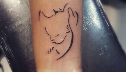 Vuole il nome di suo figlio sul braccio...il tatuatore sbaglia a scriverlo