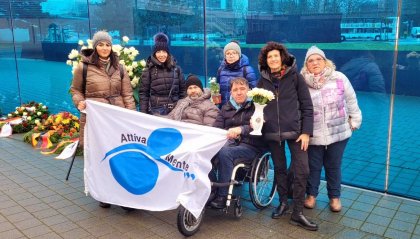 Berlino: Attiva-Mente ricorda i disabili sterminati dai nazisti con fiori, targa ricordo e dono