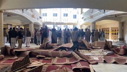 Pakistan: strage in una moschea di Peshawar. 61 morti. I talebani pachistani rivendicano l'azione terroristica