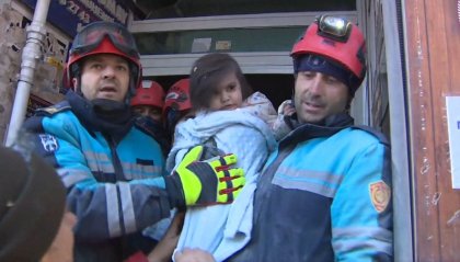 Terremoto: sale ancora il bilancio delle vittime, bimba salvata in Turchia
